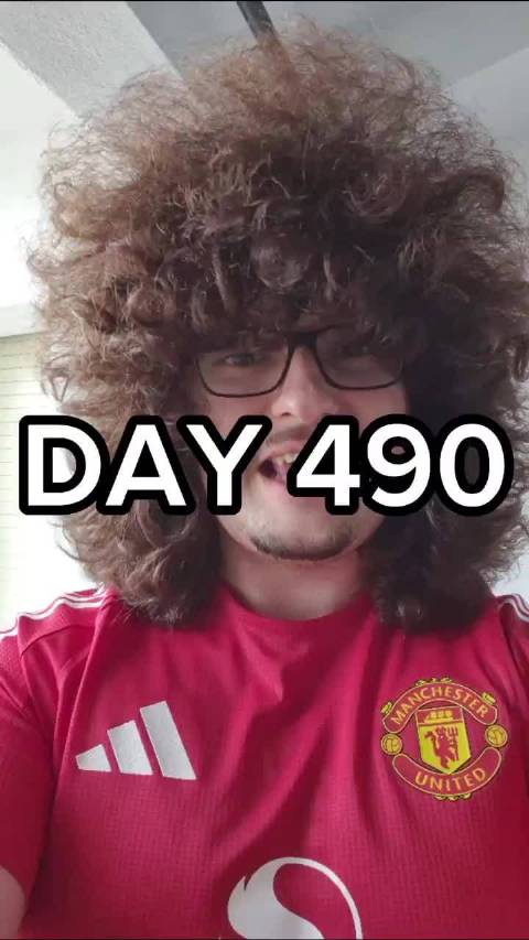 曼联球迷490天不剪发，静待球队五连胜