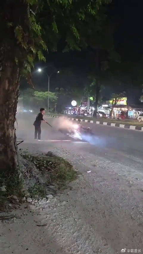 凭生首见，两辆摩托车干起来了