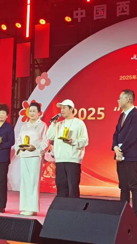 赵露思获四川省妇女儿童工作突出贡献奖，露爸代领致谢