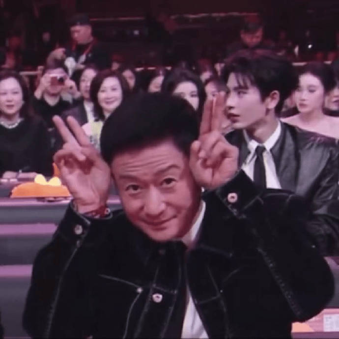 吴京在微博之夜偷涂唇膏的具体过程是怎样的？