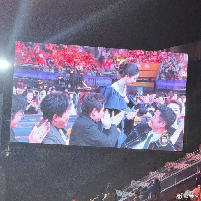 2026微博之夜李冰冰、吴京、杨紫、黄渤具体是怎么打招呼互动的？