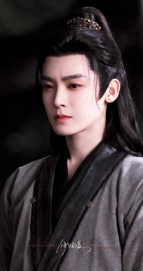 hmh侯明昊雀骨 今天看点忧郁小无衣捏~ 这身衣服素素的但是很好看