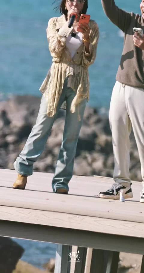 秦岚在《亲爱的客栈》献唱rap