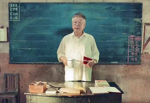 老师得了老年痴呆，学生帮他回到92年前的一堂课 电影我和我的家乡