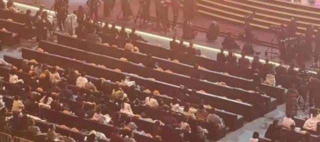 网传现场图显示，活动现场前排座位出现大范围缺席。 新浪微博