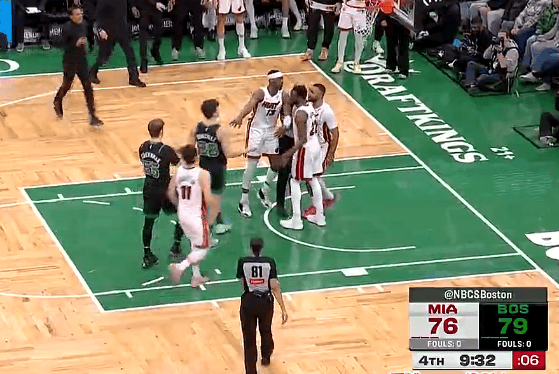 鲍威尔与冈萨雷斯拼抢两人激情对喷，裁判吹罚后者抢球犯规