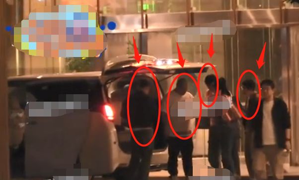 白百何深夜搬进剧组公寓，行李过多四人帮忙，单肩扛包打扮朴素