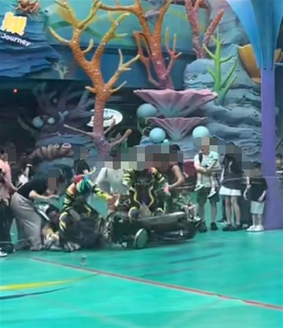 珠海长隆回应“摩托车表演碰倒儿童”：无人受伤，赠予孩子礼物表达歉意