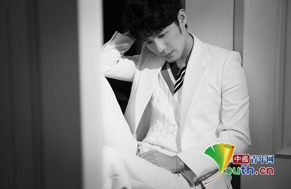 白宇西装小白鞋玩混搭时尚 诠释清新帅气学长风