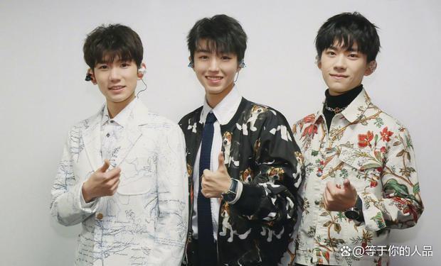 时代峰峻四世同堂照片曝光，王俊凯稳坐C位，首谈不合体原因