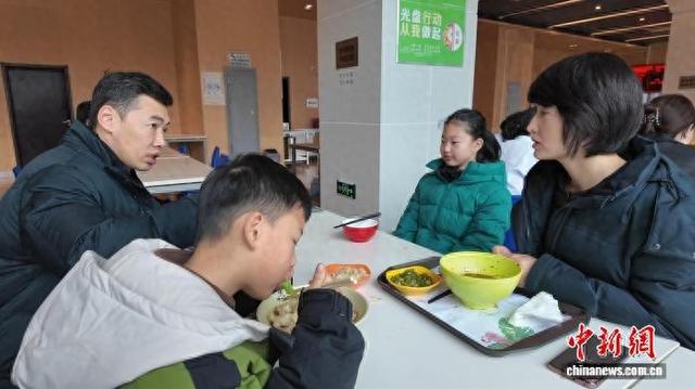图为在重庆航空的食堂里，邓莉娜一家人正在吃午饭。景诗雁 摄
