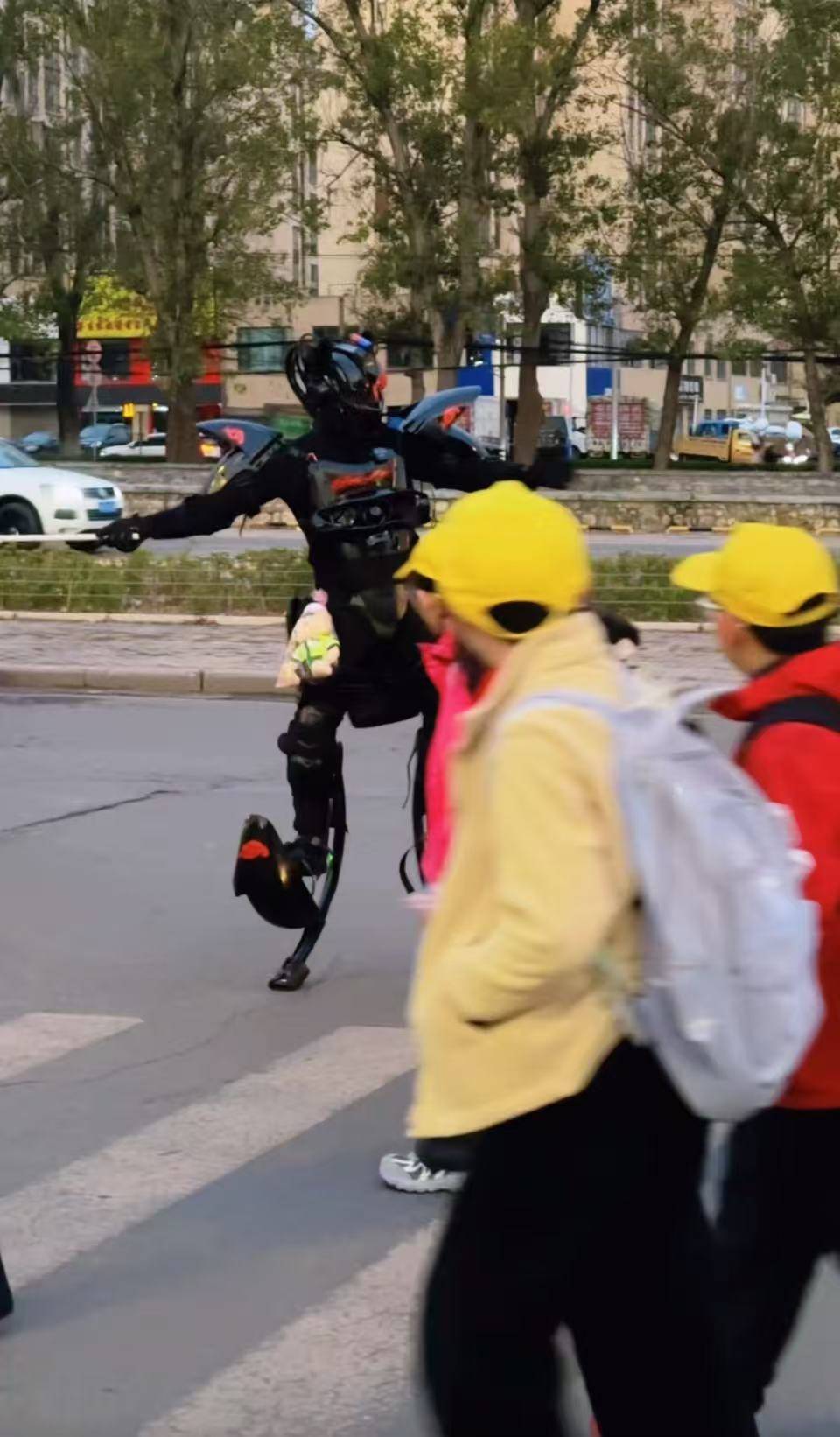 “钢铁侠”现身奶茶店震惊路人 河南男子用废品造机甲:几千块圆了少年梦