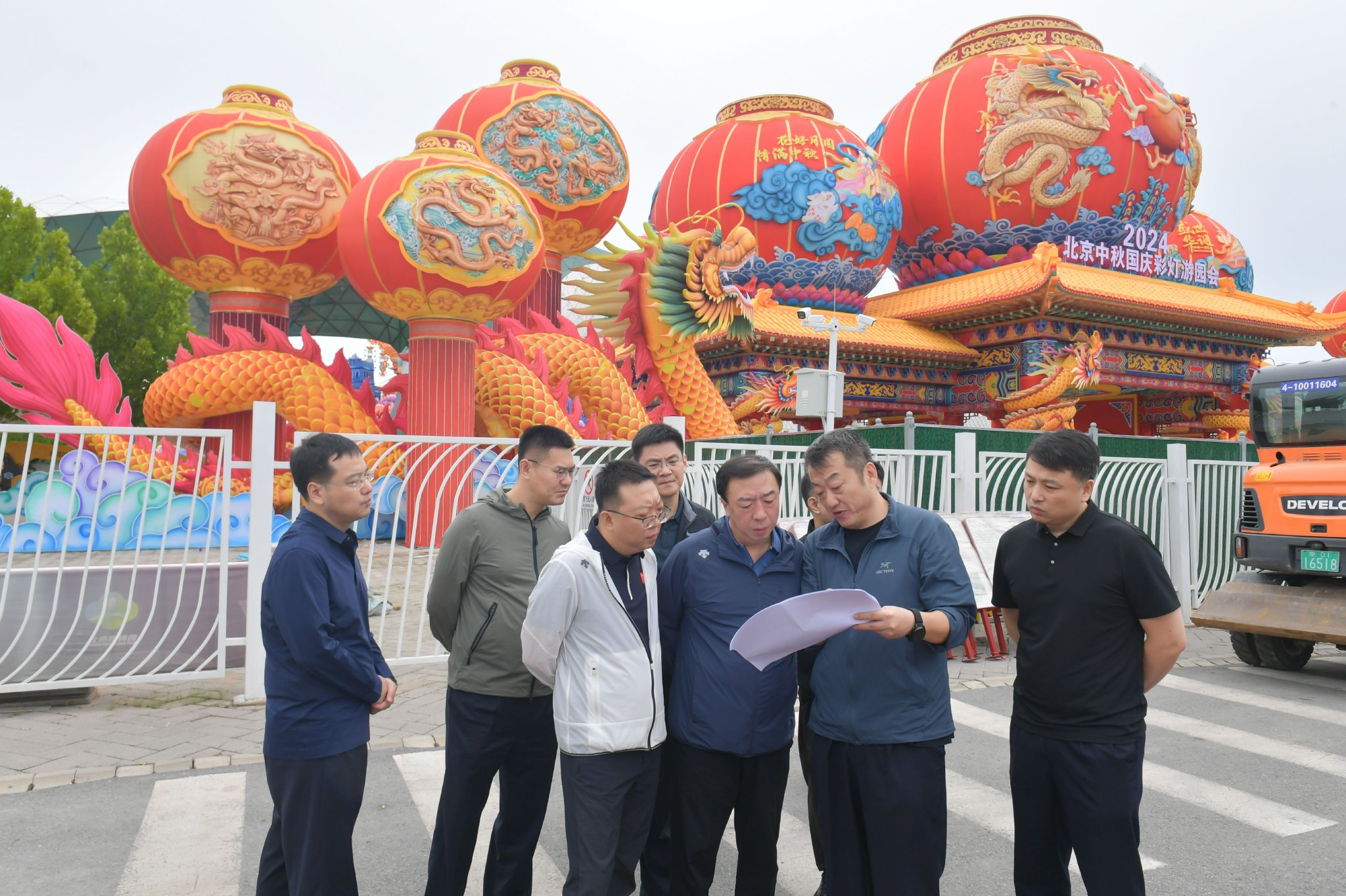 2024年9月10日，中秋國慶綵燈會舉辦前夕，董亦軍（右三）前往遊園會現場對人員、車輛路線進行調研。北京市公安局供圖