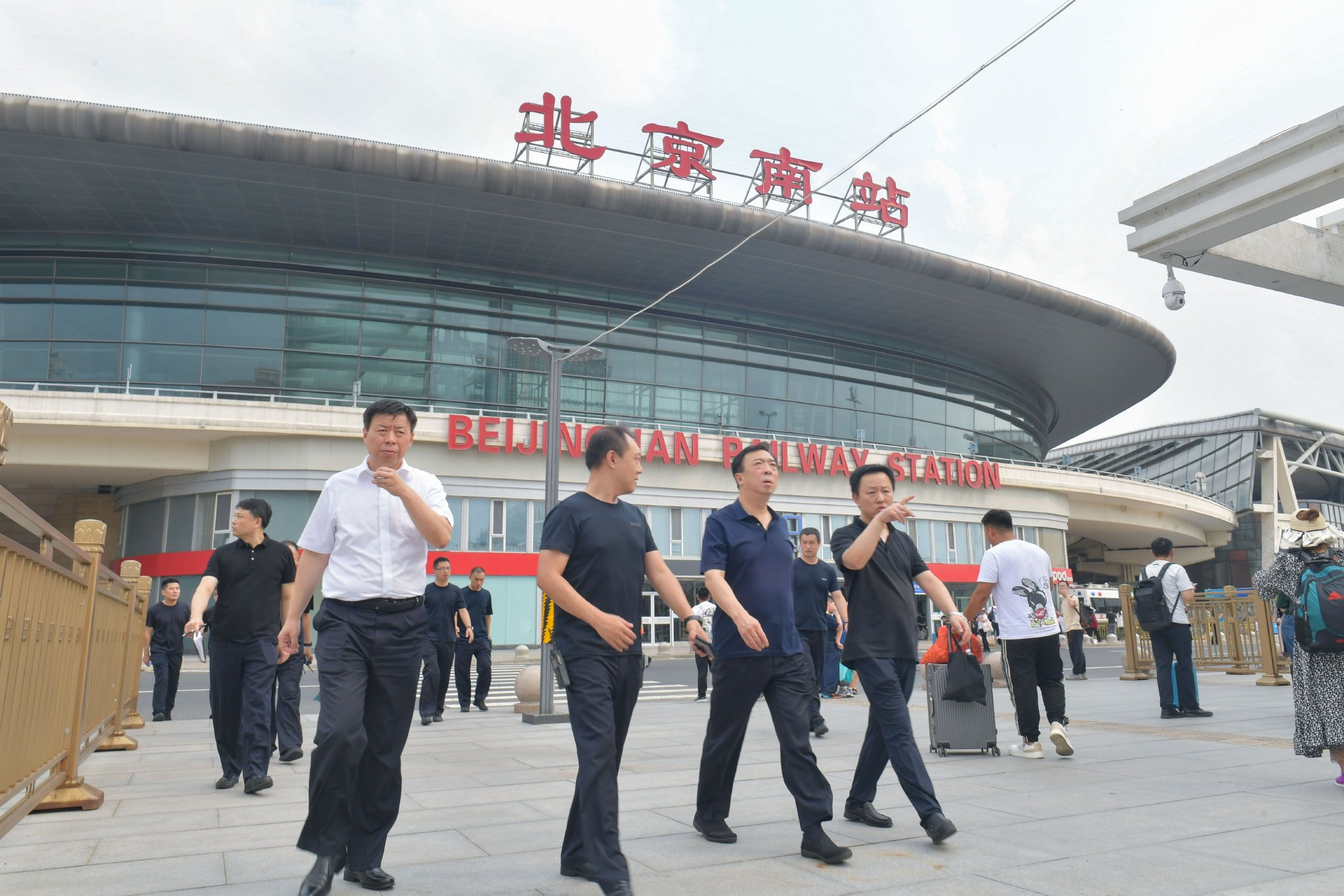 2023年7月26日，董亦軍（前排右二）在北京南站進行實地踏勘調研。北京市公安局供圖