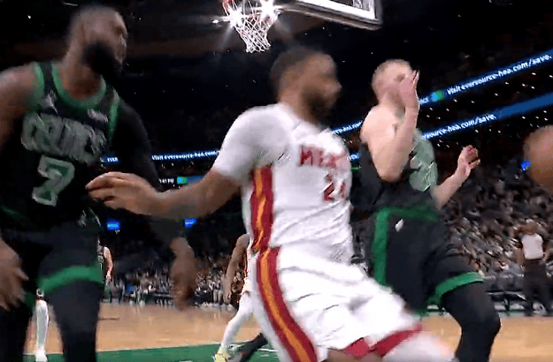 鲍威尔落地膝盖受伤，目前已返回更衣室接受治疗