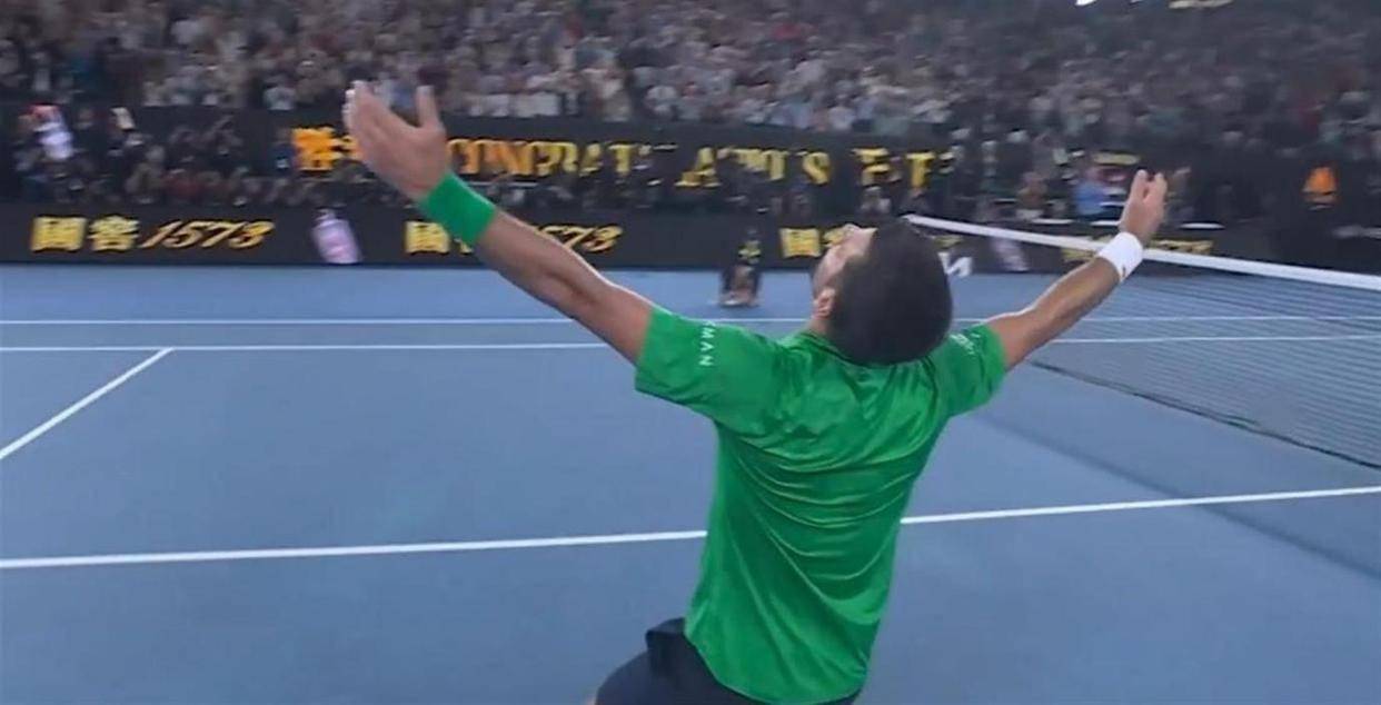 德约跪地怒吼!澳网最新战报:3-2逆转扔球拍，辛纳落寞离场_德约科维奇_比赛_比分