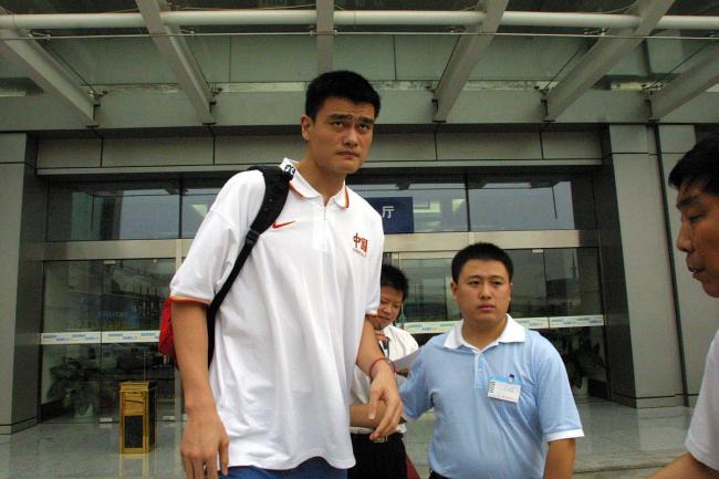 姚明米兰传递火炬被外国路人围观 国际符号闪耀街头