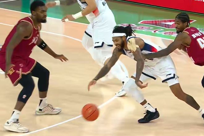 陈林坚制胜三分！山东男篮淘汰浙江，晋级四强，鲍威尔21分救赎