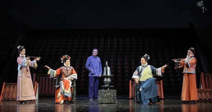 北京人艺话剧《正红旗下》在“屋顶”回望历史