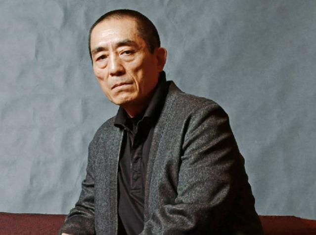 张艺谋亲自示范脸砸进雪里，刘浩存看到后表情痛苦，脸下意识后缩_电影