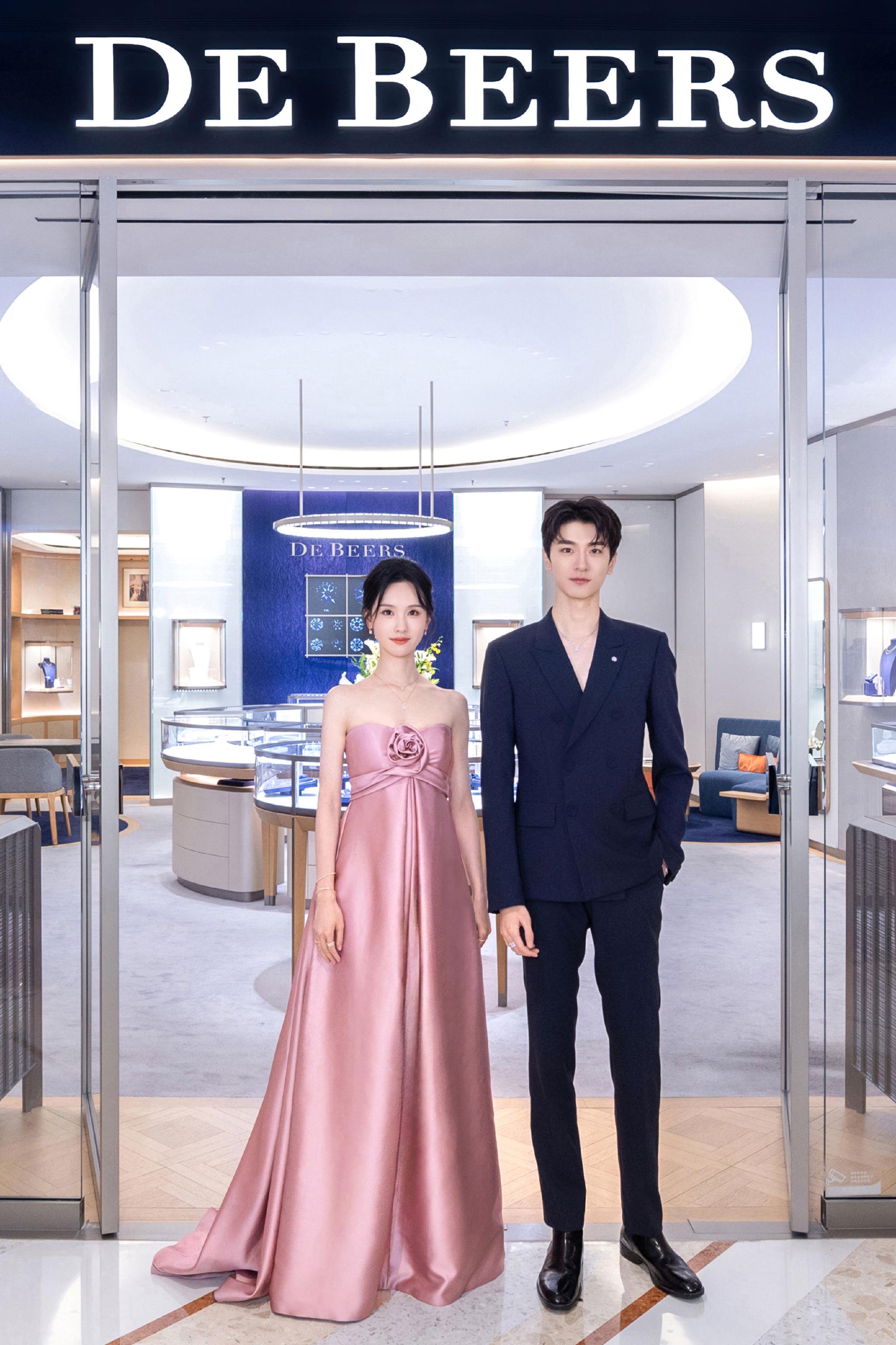 爱意「莲莲」,焕耀七夕 De Beers 戴比尔斯珠宝携手陈都灵、林一亮相南京IFC精品店