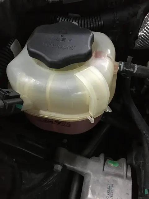 别再被汽修店坑钱，刹车油、防冻液、火花塞，今天告诉你多久该换