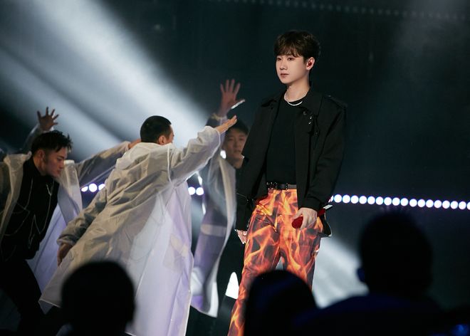 汪苏泷在CCTV网络春晚上唱《不服》，演唱能力和场控能力绝了