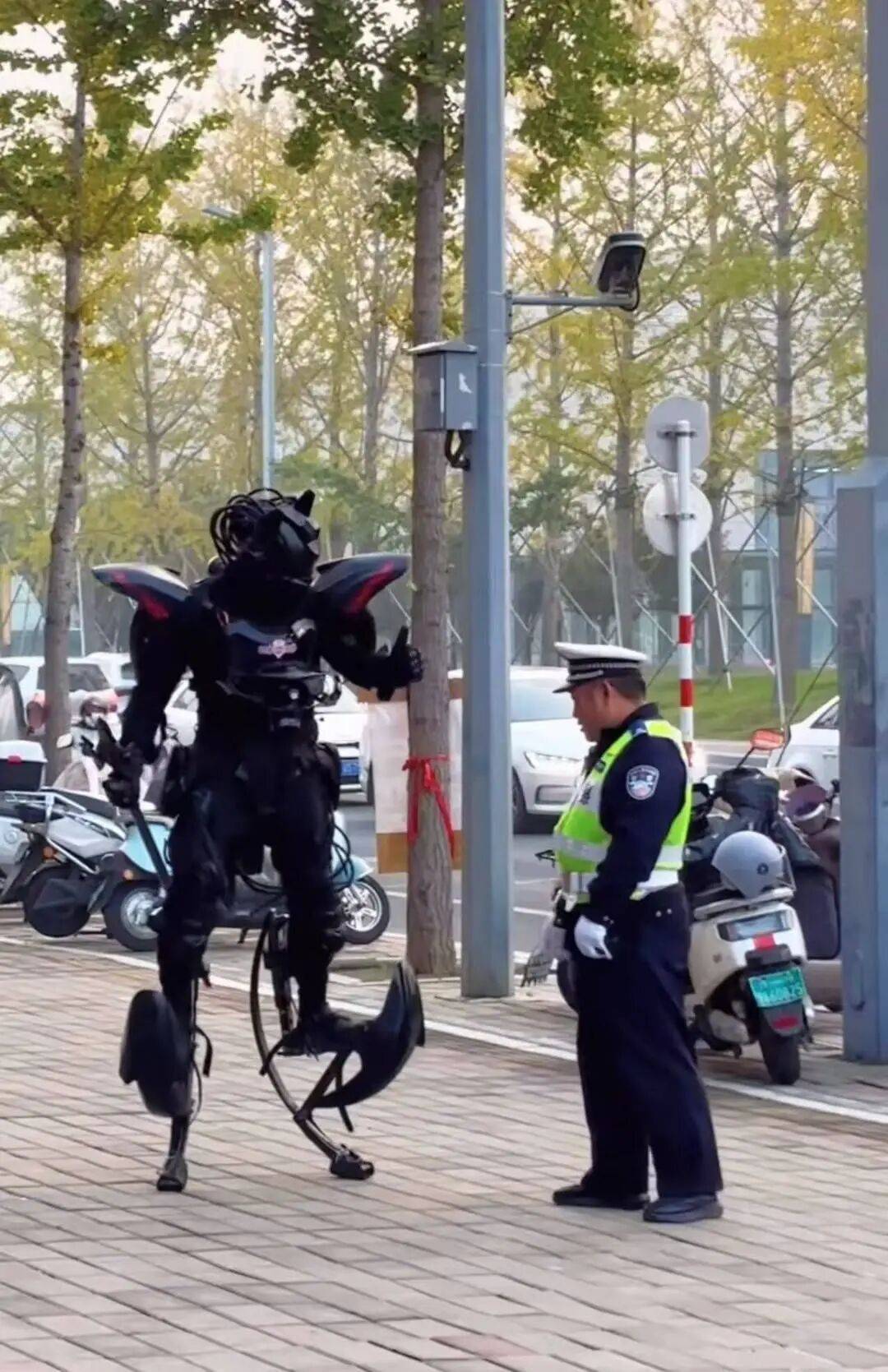 “钢铁侠”现身奶茶店震惊路人 河南男子用废品造机甲：几千块圆了少年梦