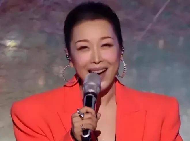 孙悦真人秀再唱经典引关注,回应五十岁状态笑起来已久很美