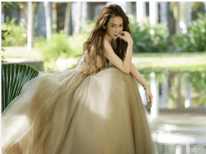 40岁戚薇穿绿色婚纱：在逃公主精致得像“洋娃娃”，李承铉好福气