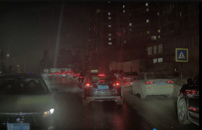 被疑乱开远光灯遭对向车越线逼停   女车主委屈后怕:太危险了!