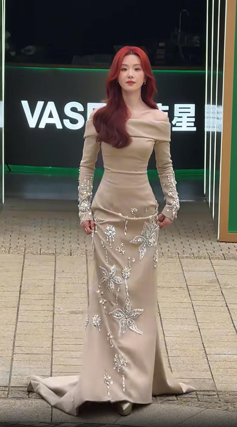 刘诗诗红发配高定长裙出席活动,精修图像美人鱼,生图显年龄感