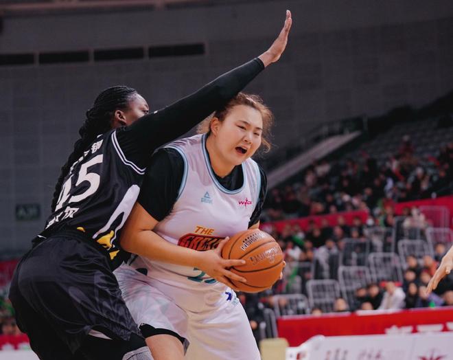 恭喜！中国女篮24岁2米01王牌复出，女版奥尼尔：打开新一岁剧本