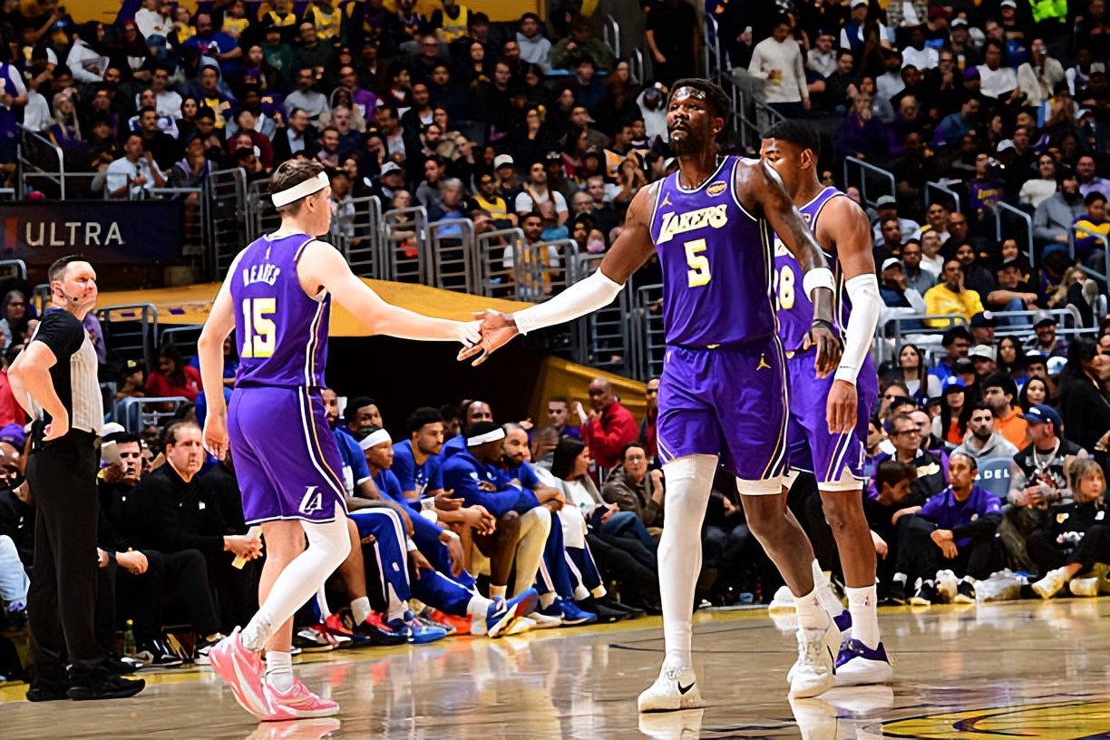 被恩比德各种打爆!湖人先发中锋突然间在防守端失去了自信心?