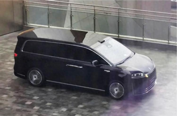 鸿蒙智行首款MPV智界V9实车曝光,三联屏设计+二排180度旋转座椅