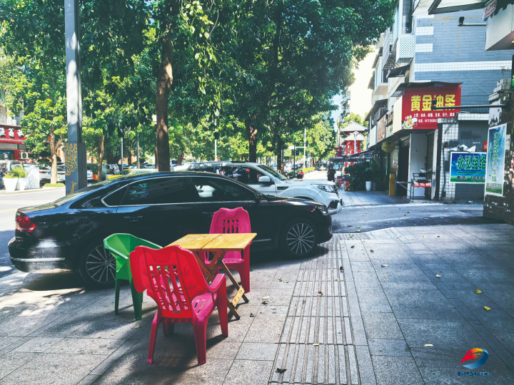 【记者调查】城区盲道很“忙” 摩托车、菜摊占道 视障人士出行步步惊心-丰都新闻网