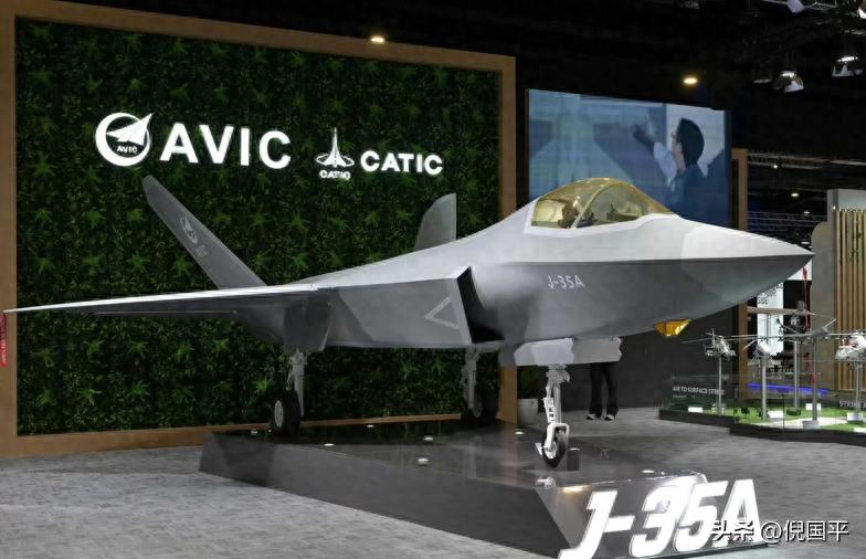 用卷尺测量歼35A模型，还发帖吐槽其性能，美国防承包商干奇葩事