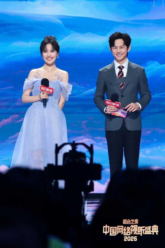 网络视听盛典：预热春晚，节目全“细糠”，肖战王一博成压轴门面