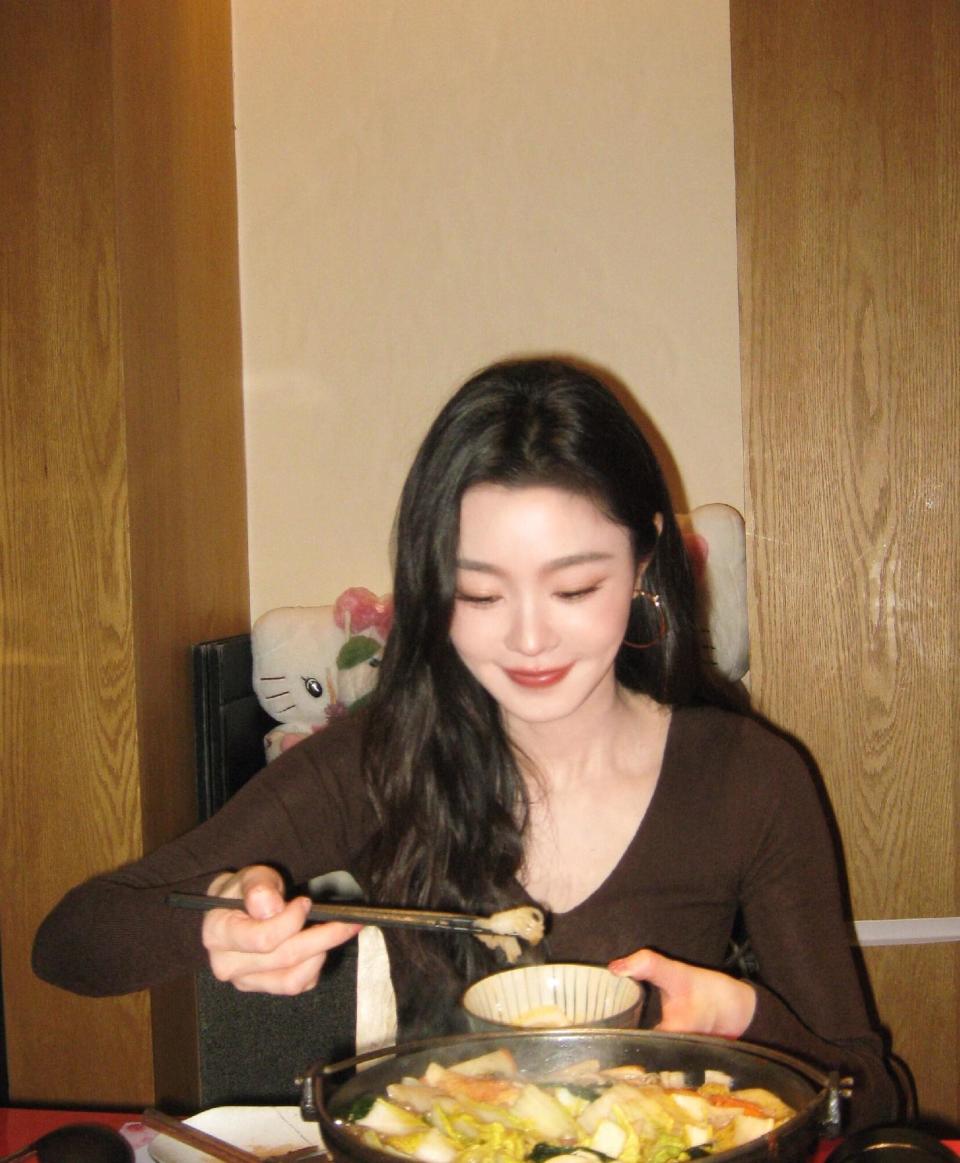 宋轶分享日常碎片，港风韵味十足，美得撩人，活力气息扑面而来！