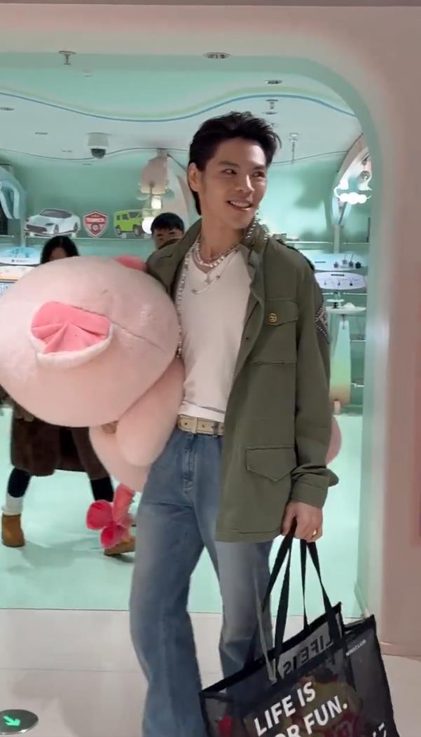 向佐为郭碧婷买了个巨型猪公仔：买给我老婆，我老婆属猪的