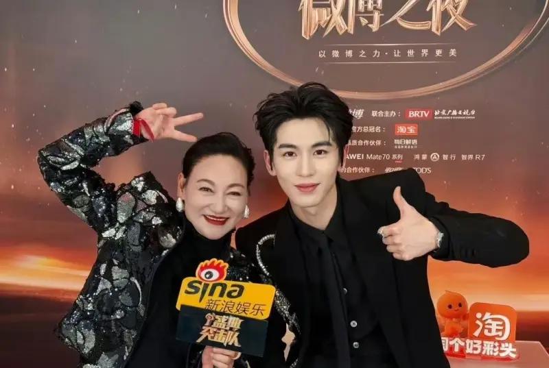 [流言板]近日,惠英红请演员张凌赫剧组喝饮料