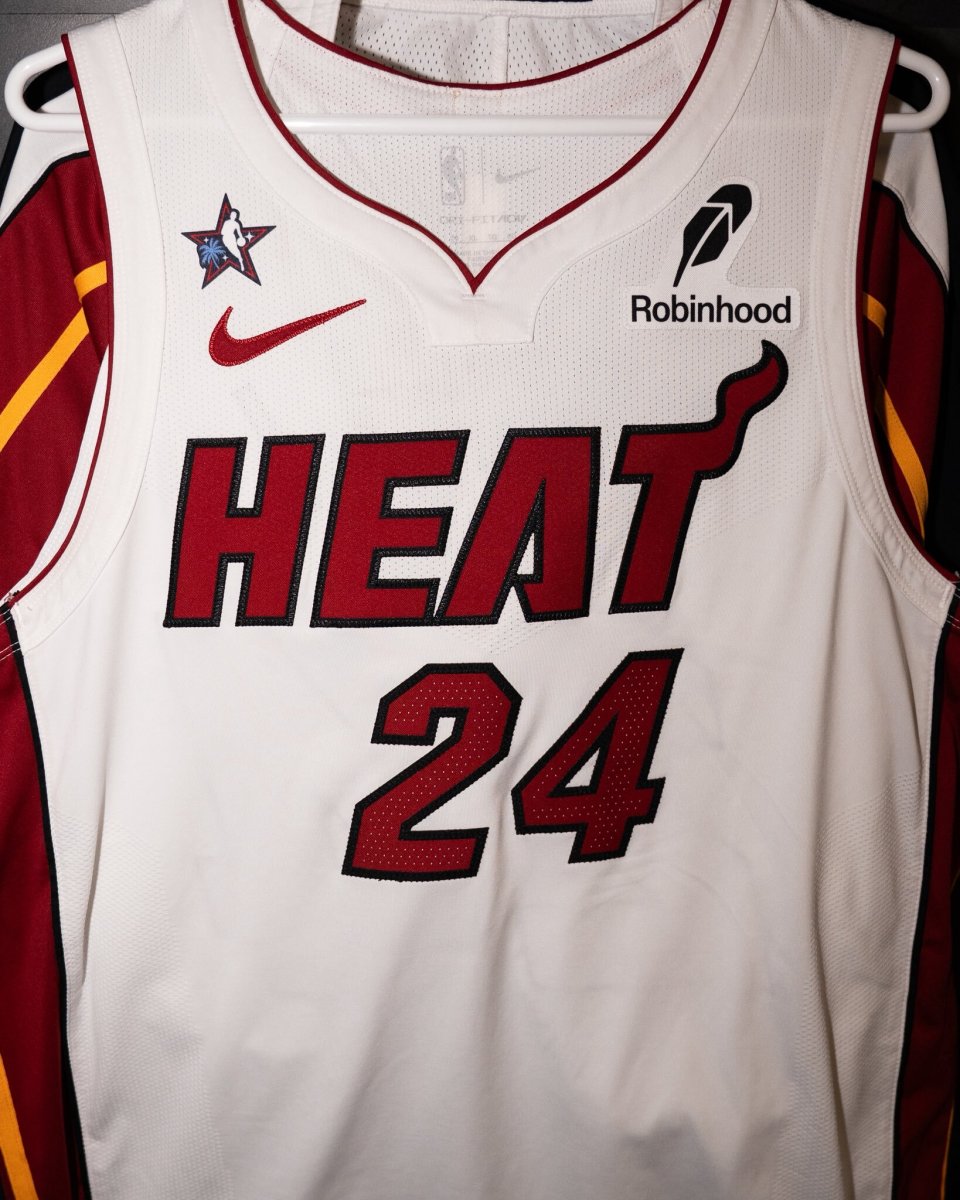 值得！热火社媒晒鲍威尔今日身穿印有全明星徽章的球衣