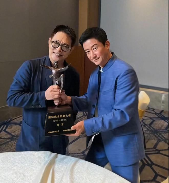 李连杰吴京一同出镜，李连杰婉转回应吴京热梗，强调吴京付出很多
