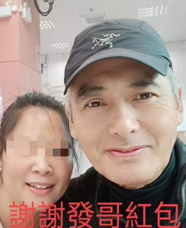 周润发街边小店用餐，随手给店员发百元红包，粉丝：还是发哥大气