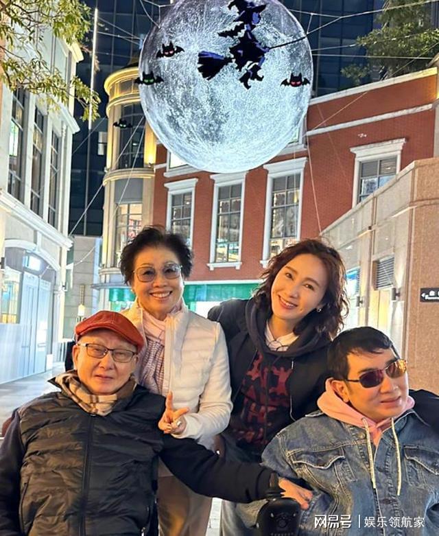 黎姿晒全家福庆父亲88岁寿辰，一家子面相好善良，福气都在脸上?