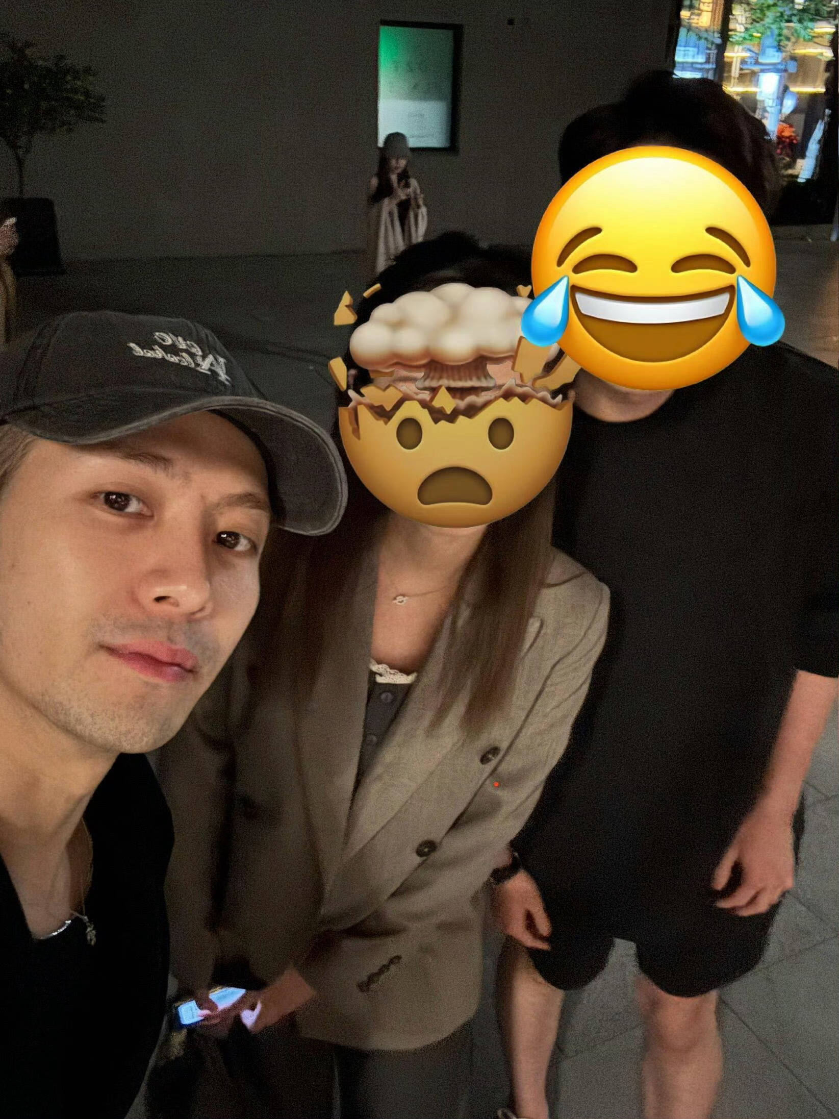 王嘉尔在上海穿睡袍出街被偶遇 大方合影松弛感拉满