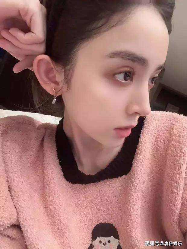 娜扎工作室释美图，粉色睡衣猫耳头饰超萌，素颜出镜依旧明艳动人!