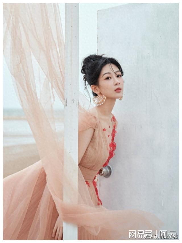 杨紫跨年造型释出~身上的花瓣与梅林相配,仿佛小夭跨越时空走来