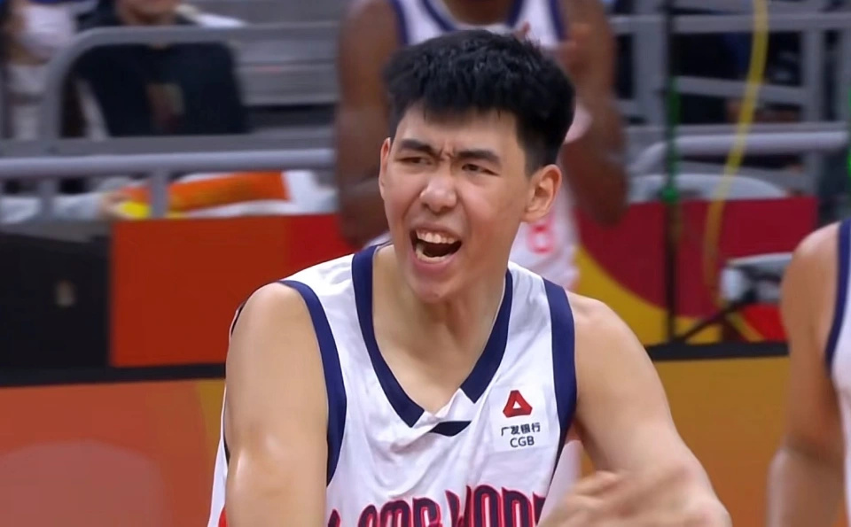10分钟到23分钟!徐昕怒指杜锋后暴走,米切尔用3招激活CBA第一护框