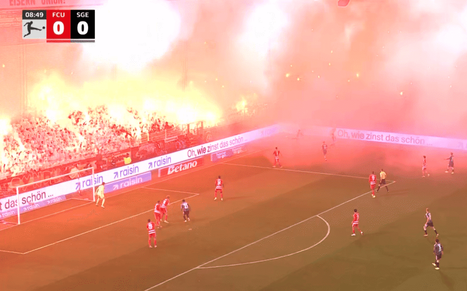 球迷燃放烟花产生巨量烟雾，柏林联合vs法鹰比赛一度暂停